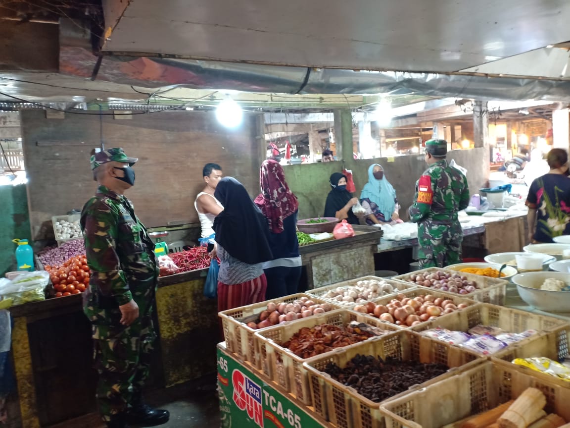Tni Ajak Warga Pengunjung Pasar Pakai Masker dan Terapkan Disiplin Protokol Kesehatan 