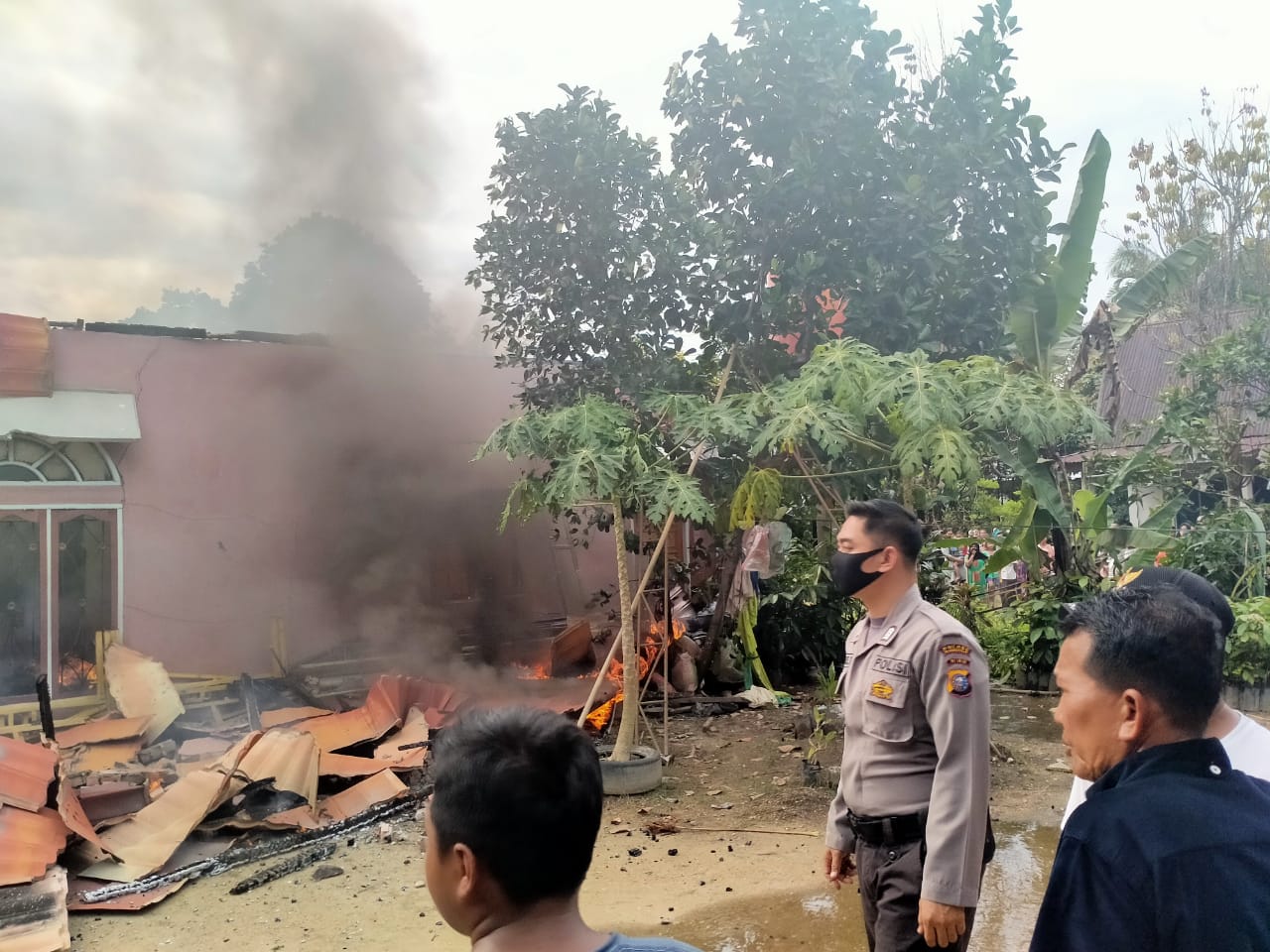 Diduga Karena Hubungan Pendek Arus Listrik, 2 Rumah Permanen di Kampar Terbakar