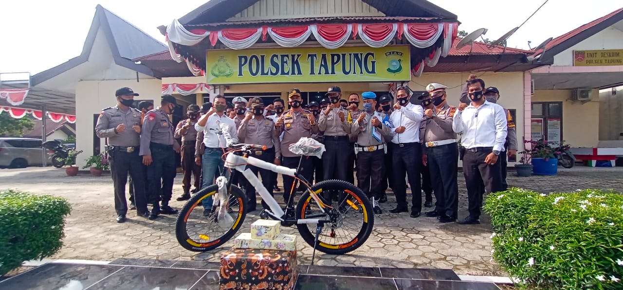 Kapolsek Tapung Lepas Salah Satu Anggotanya Yang Masuki Masa Purna Bakti