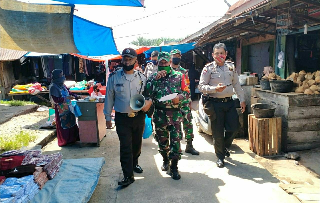 Babinsa Kodim 0313/KPR Lakukan Penegakan Disiplin Protokol Kesehatan di Pasar Desa Aliantan