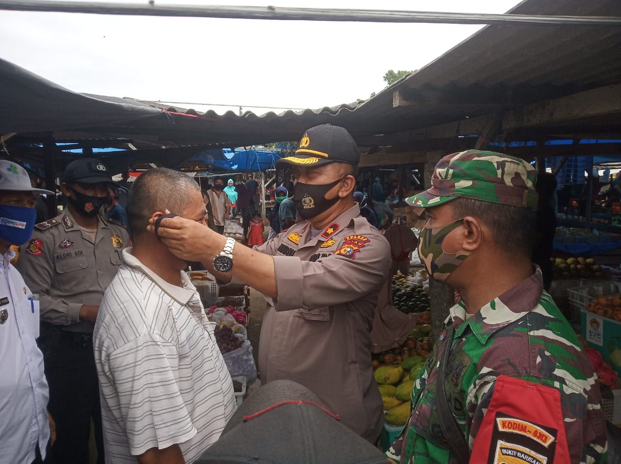 Polsek Tapung Bersama TNI dan Kecamatan Sosialisasikan Pendisiplinan Protokol Kesehatan Kepada Warga