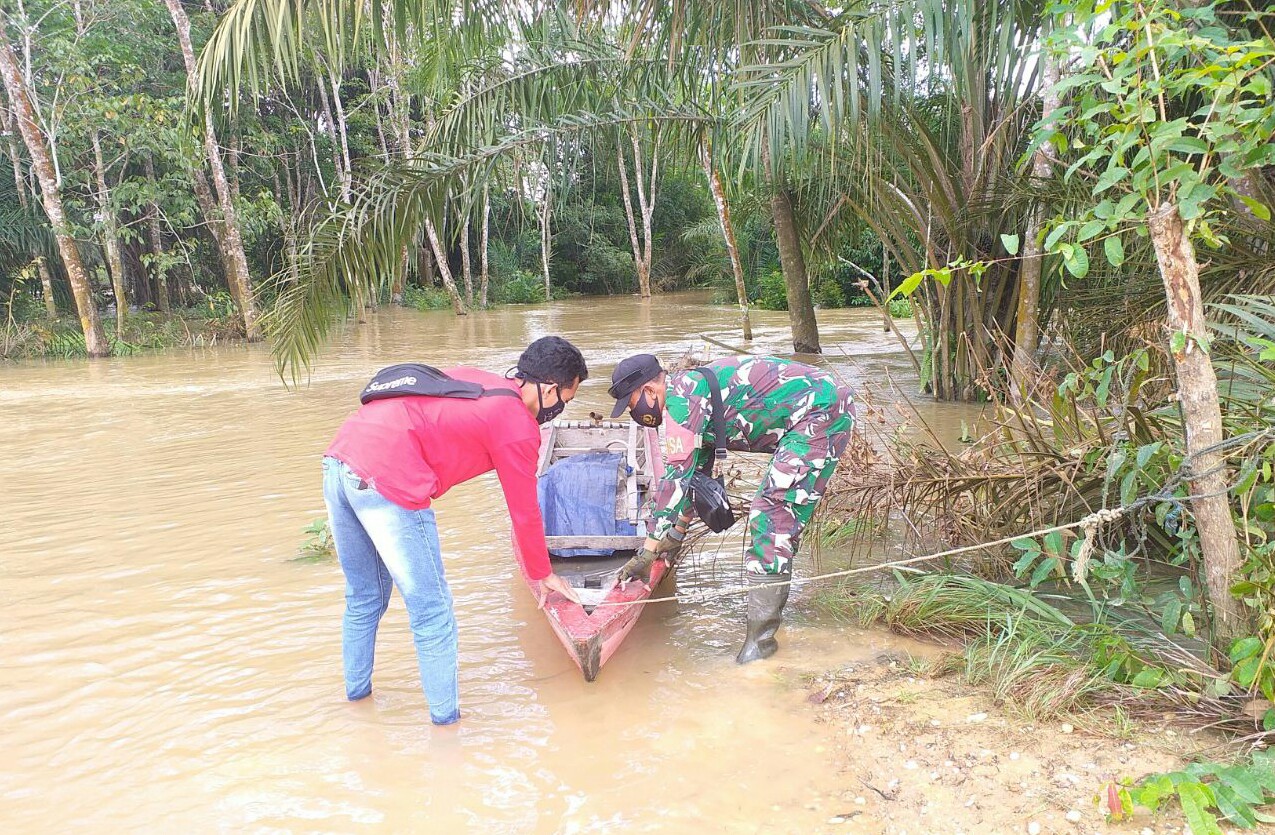 Babinsa Koramil 04/Pkl Kuras  Pantau Banjir Sungai Nilo Desa Lubuk Kembang Bunga