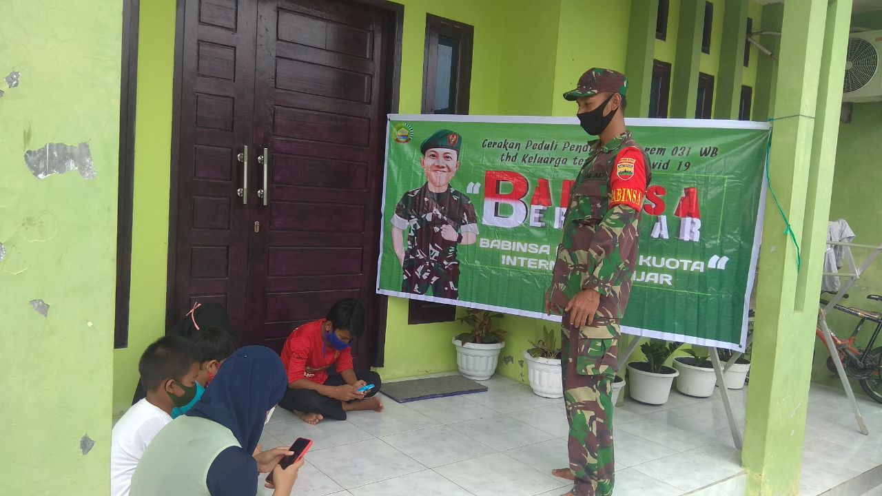 Dampak Pandemi Covid-19, Babinsa Koramil 07/Kampar Ajak Siswa Belajar Daring Di Rumah