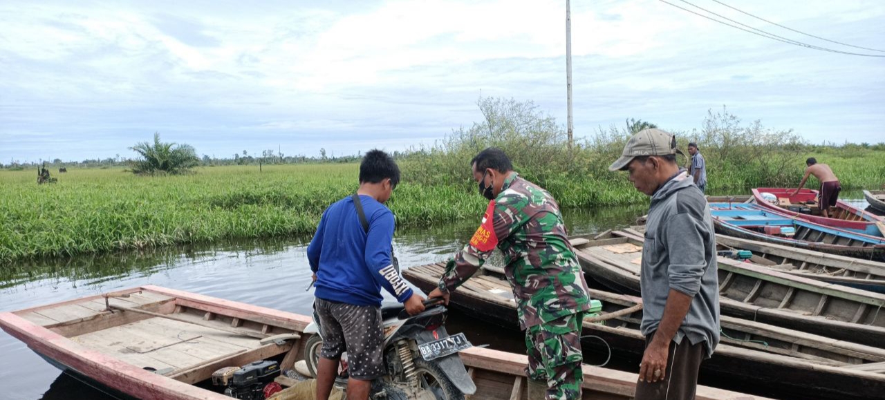 Babinsa Bantu Warga Terdampak Banjir di Desa Kasang Padang 
