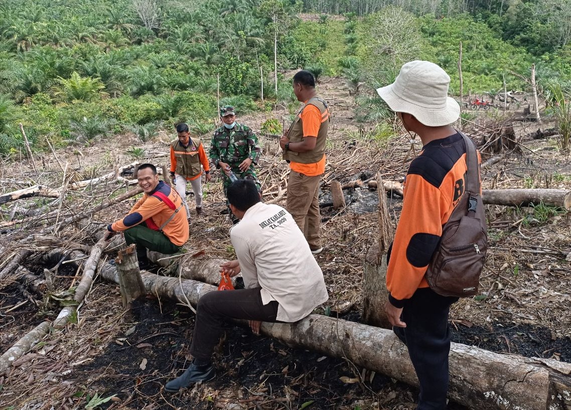 Babinsa Koramil 02 Rambah Bersama BPBD Rohul Patroli Karhutla