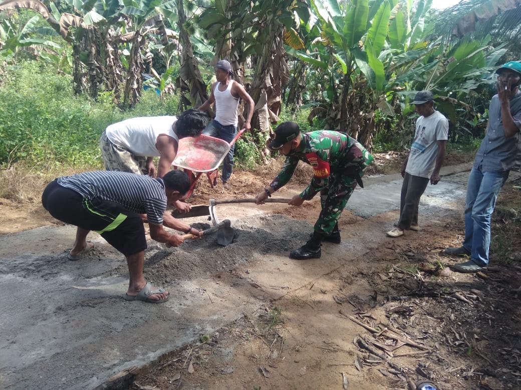 Babinsa Bantu Pengecoran Jalan Di Desa Sei Kumango Guna Meningkatkan Perekonomian Warga