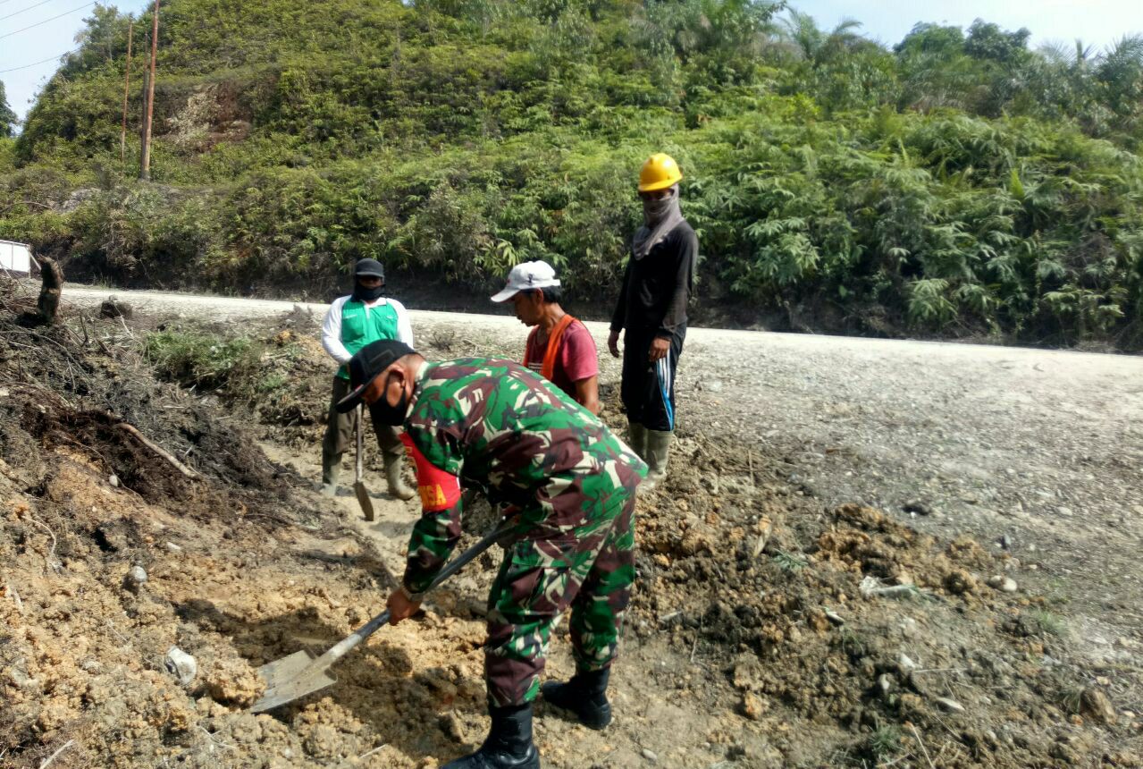 Babinsa Koramil 01/Bkn Bersama Warga Gotong Royong Perbaiki Saluran Air Tertutup Longsoran Tanah