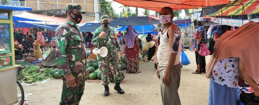 Babinsa Lakukan Sosialisasi Protokol Kesehatan di Pasar Tradisional Kecamatan Tambusai