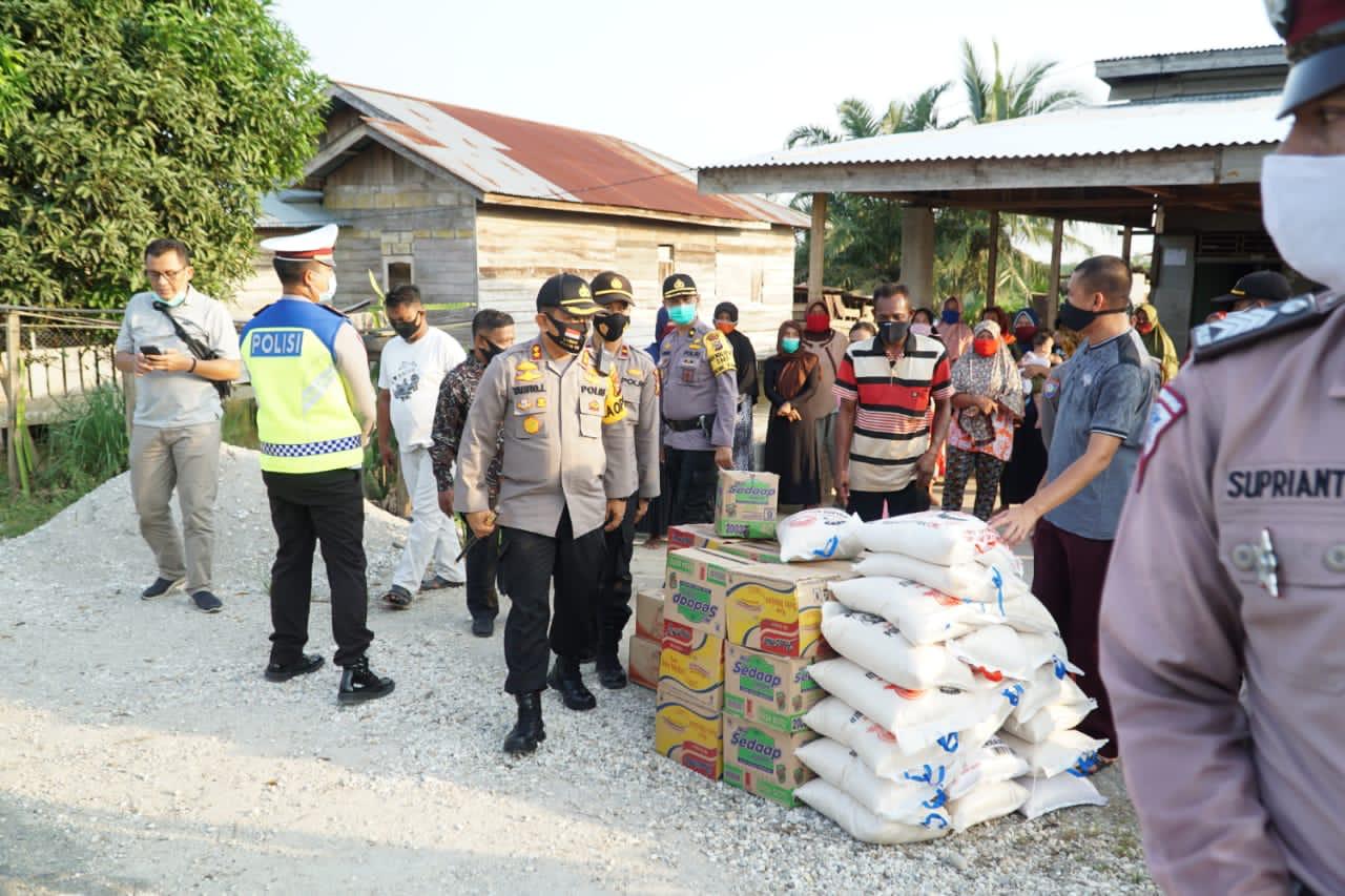 Kapolres Rohul Bagikan Sembako Untuk Masyarakat Terdampak Bencana Banjir di Desa Sontang