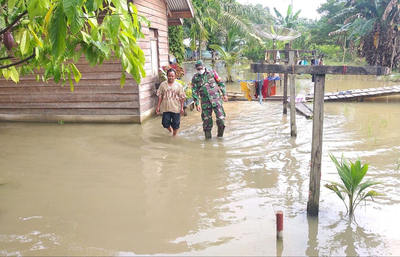Babinsa Koramil 10/Kunto Darussalam,  Bantu Warga Terdampak Banjir di Desa Sontang