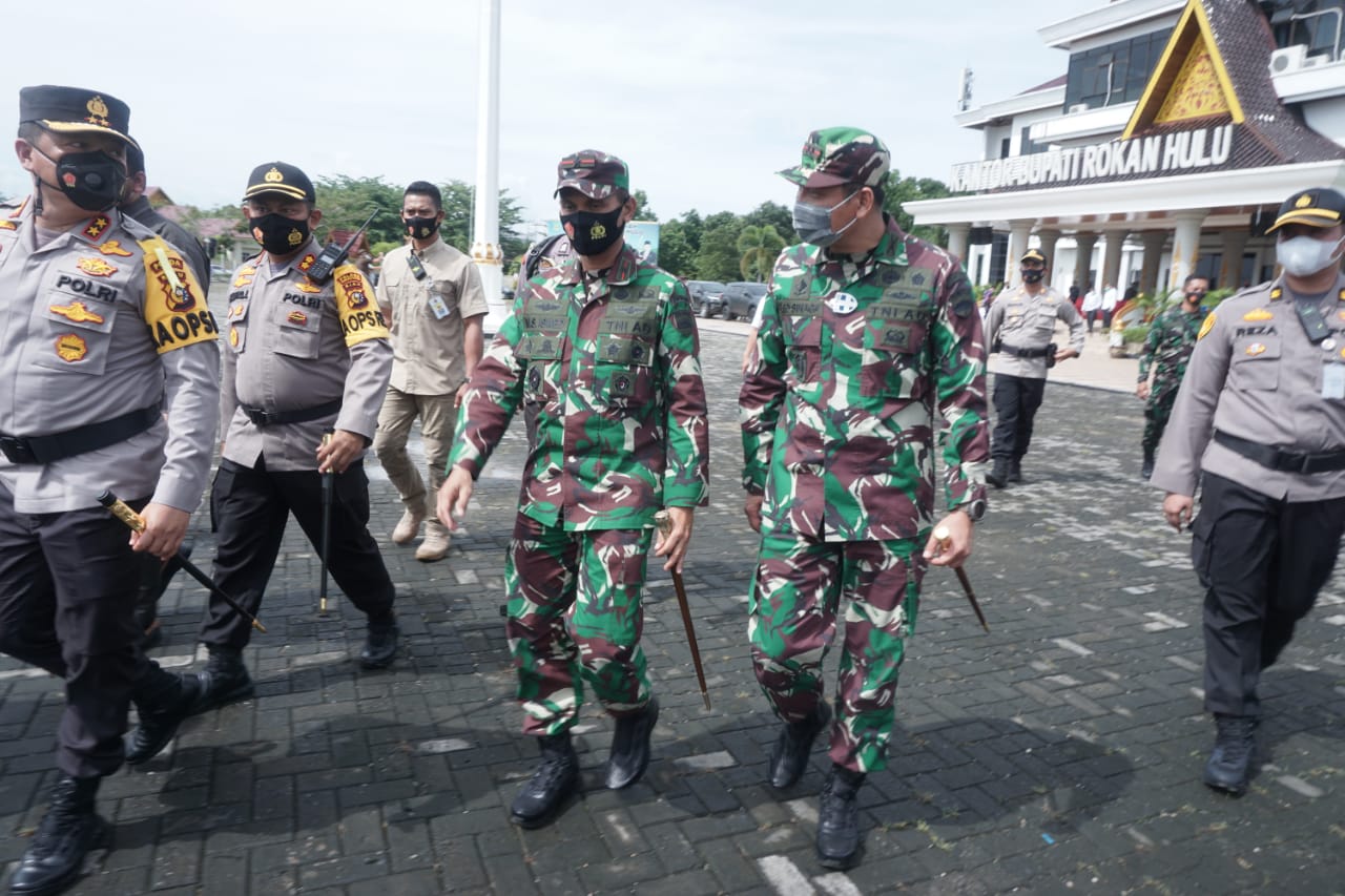 Dandrem 031/WB Bersama Dandim 0313/Kpr Dampingi Wagubri Tinjau Pelaksanaan Pilkada di Rohul