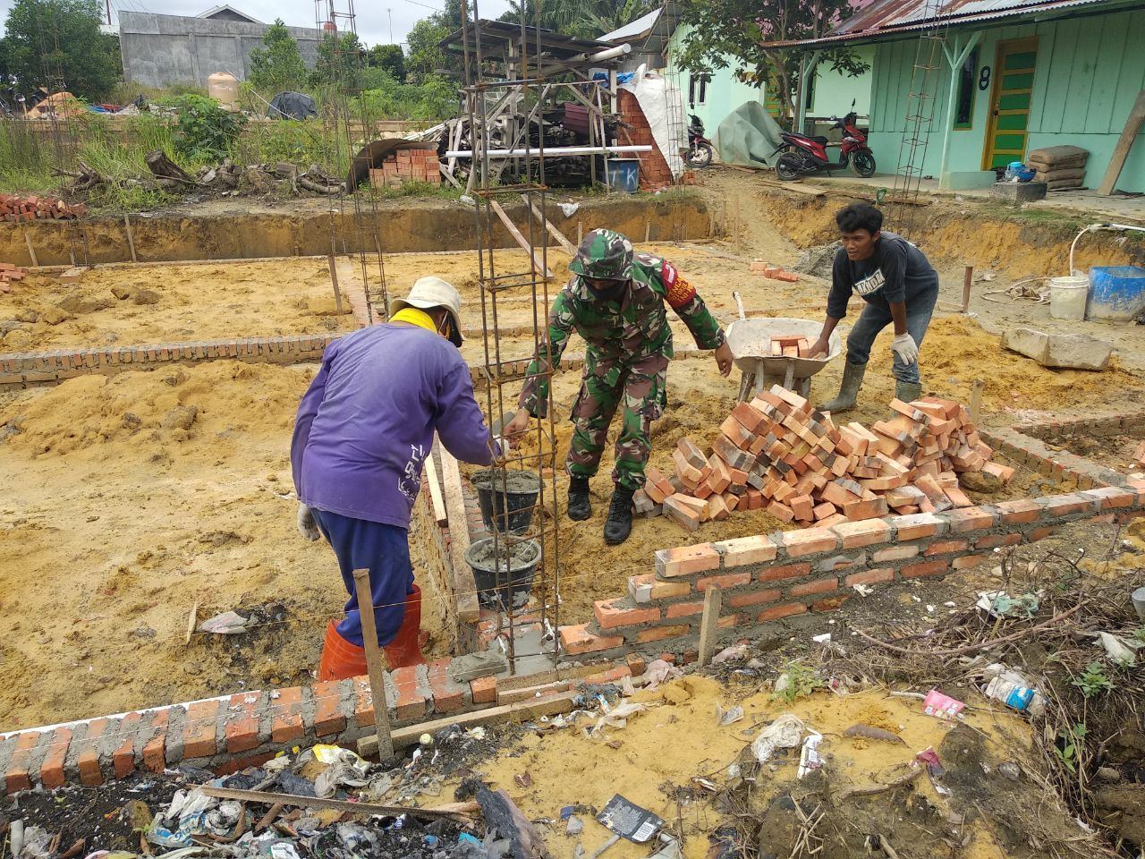 Kerja Nyata, Babinsa 09/ Langgam  Bantu Bangun Rumah Warga Desa Binaan