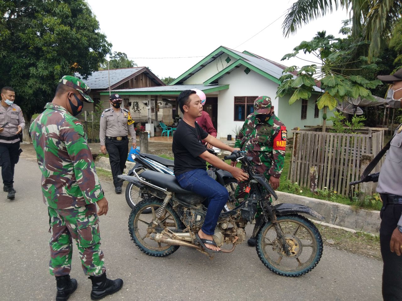 Gelar Patroli Yustisi, Serda Hardianto Babinsa Koramil 13/Rokan Stop Pengendara Tanpa Menggunakan Ma