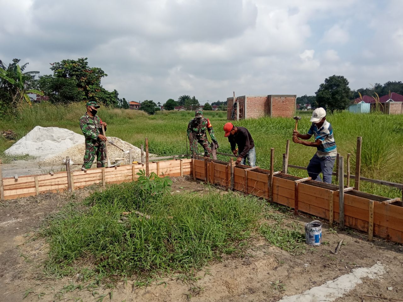 Kerja Nyata Babinsa Koramil 07/Kampar Membantu Pembangunan Rumah Warga Binaan