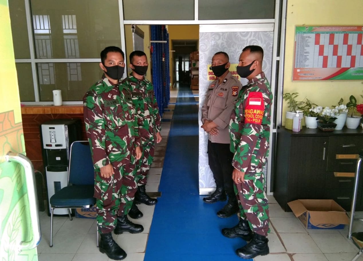 TNI, Polri Terus Jaga Tempat Penyimpanan Vaksin COVID-19, di Dinas Kesehatan