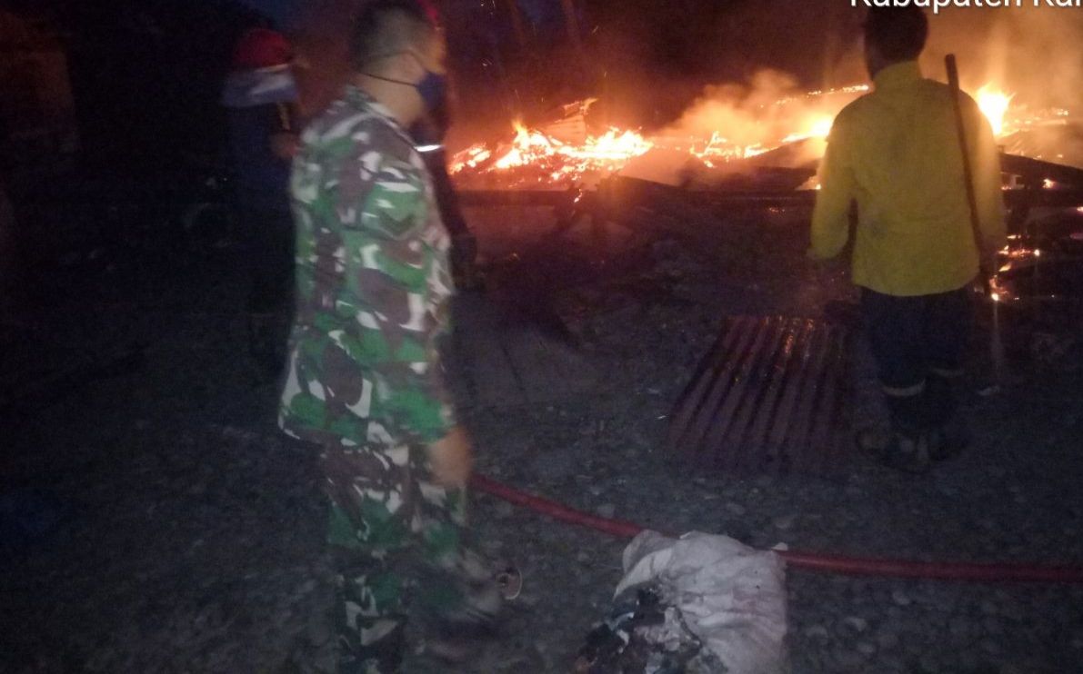 Babinsa Desa Kuok Bantu Padamkan Kebakaran Rumah Warga