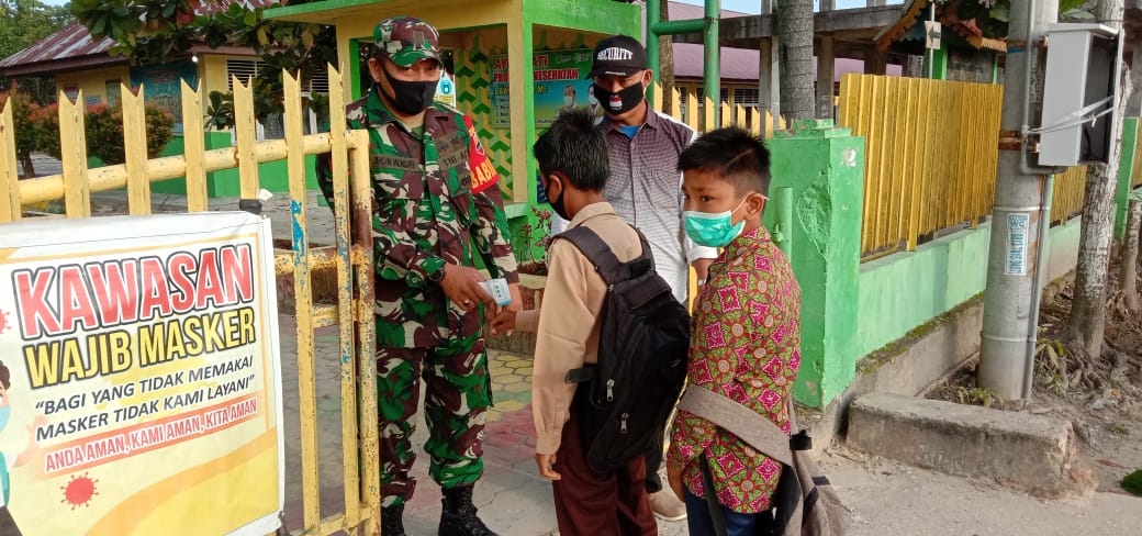 Belajar di Tengah Situasi Covid-19, Babinsa Koramil 15/KK Cek Suhu Badan Dan Adakan Sosialisasi Kepa