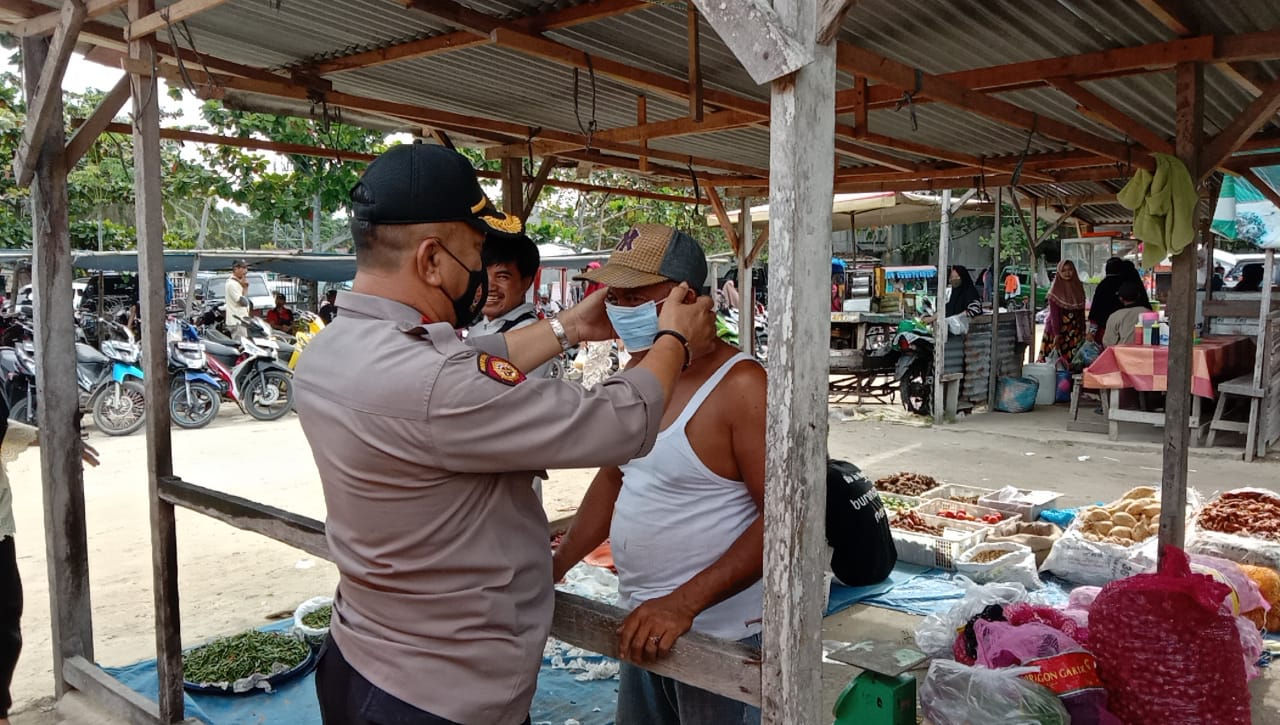 Tindak Lanjuti Program 100 Hari Kapolri, Polres Kampar dan Polsek Jajaran Tiap Hari Bagikan Masker