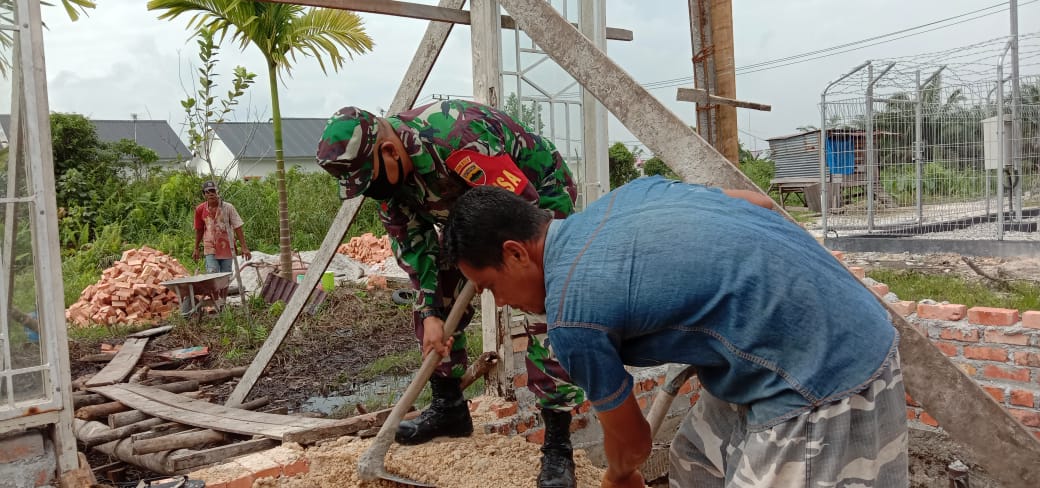 Babinsa Bantu Warga di Desa Binaan Ujud Kemanunggalan TNI dan Masyarakat