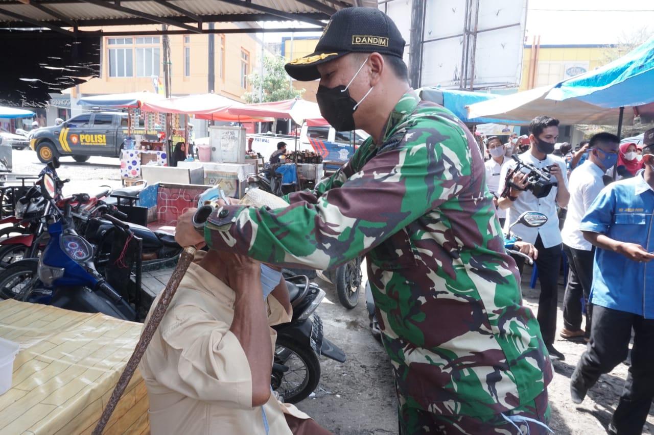 Dandim 0313/KPR bersama Forkopimda Kampar bagikan 1000 masker Di depan Ramayana Bangkinang Kota
