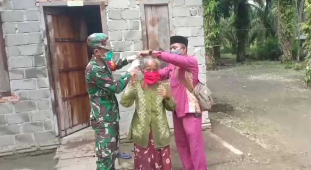 Babinsa Bersama Kades Kasang Mungkal Himbau Warga Ikuti Protokol Kesehatan