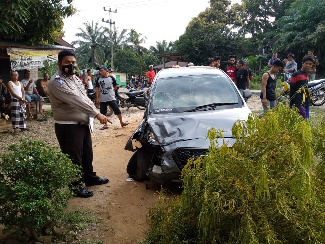 Pecah Ban Lalu Hilang Kendali, Mobil Datsun Tabrak Motor di Wilayah Batu Langka Kuok