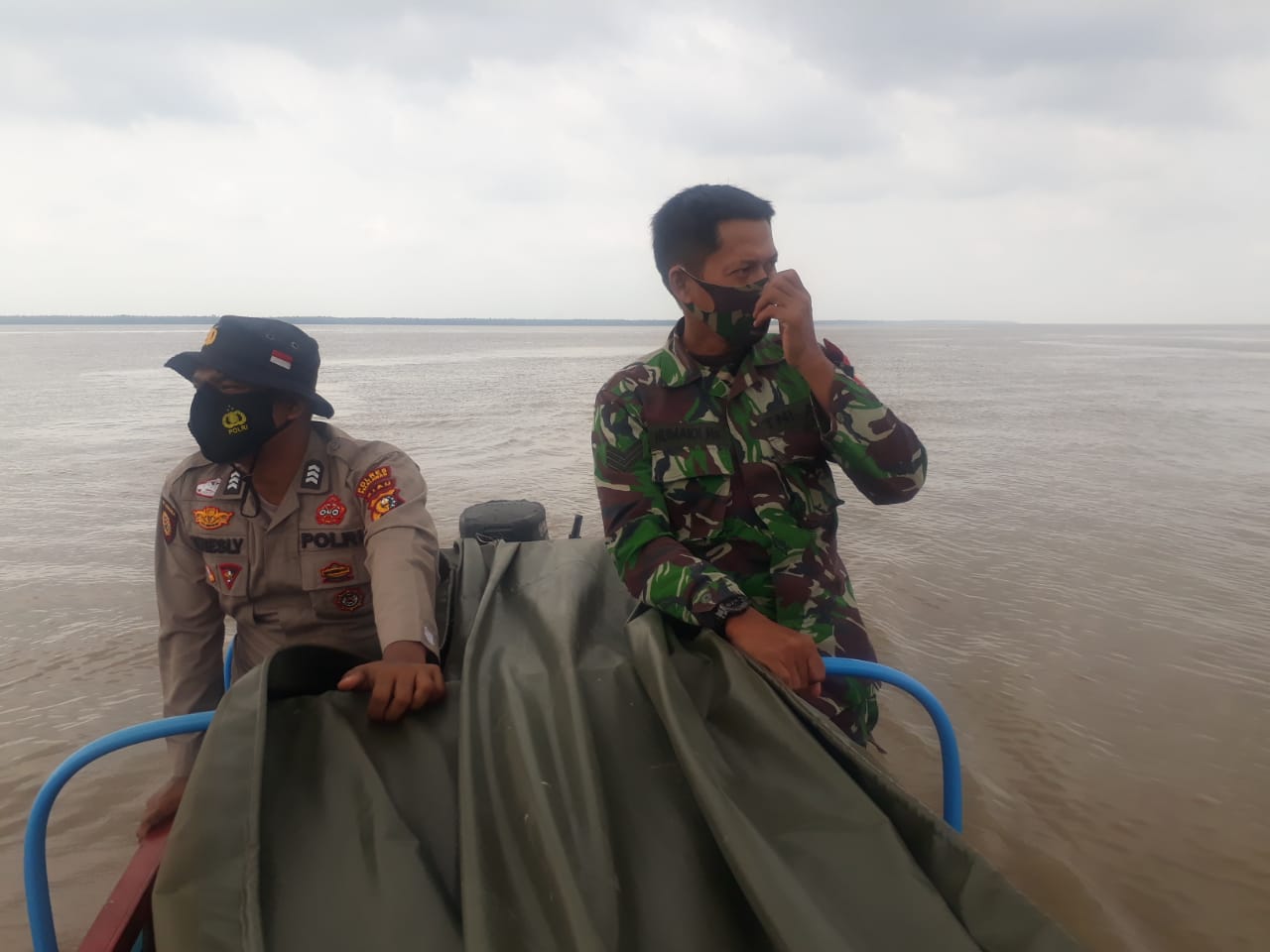 Sinergitas Babinsa Dan Bhabinkamtibmas Gunakan Jalur Sungai Dan Laut Laksanakan Patroli Karlahut