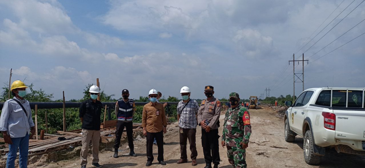 Perbaikan Jalan Rusak Dekat Jembatan Dua Sakai Desa Bonai Mulai Terus Dikerjakan