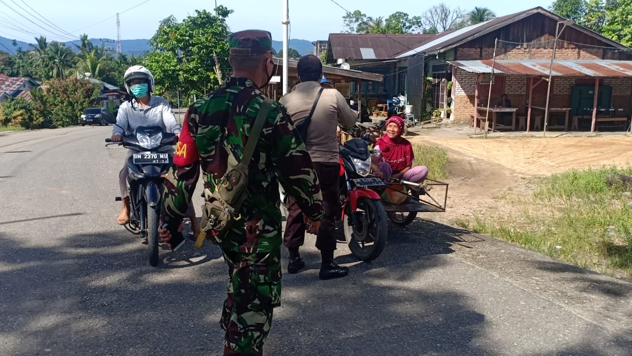 Sinergitas TNI POLRI di Rambah Rohul Solid Bagikan Masker