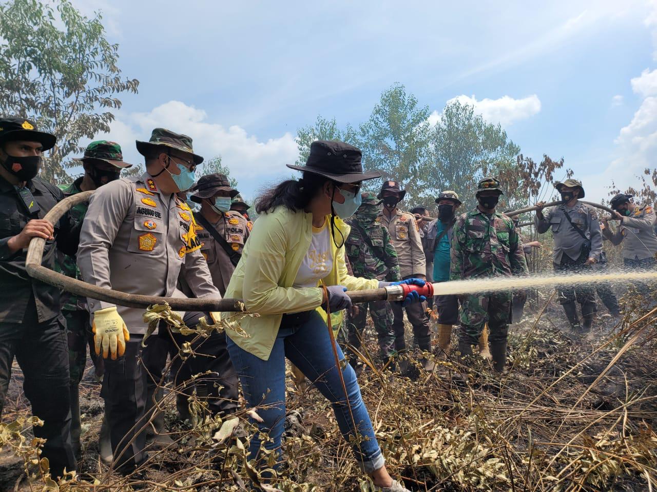 Motivasi Anggota, Kapolda Riau dan Istri Ikut Padamkan Karhutla Di Wilayah Rupat Bengkalis