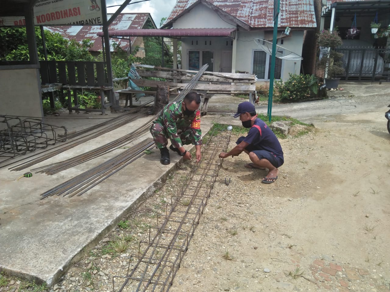 Mendukung TMMD  Ke-110 Kodim O313/KPR Babinsa Bantu Bangun Rumah Warga Desa Binaan Wujud Kemanunggal