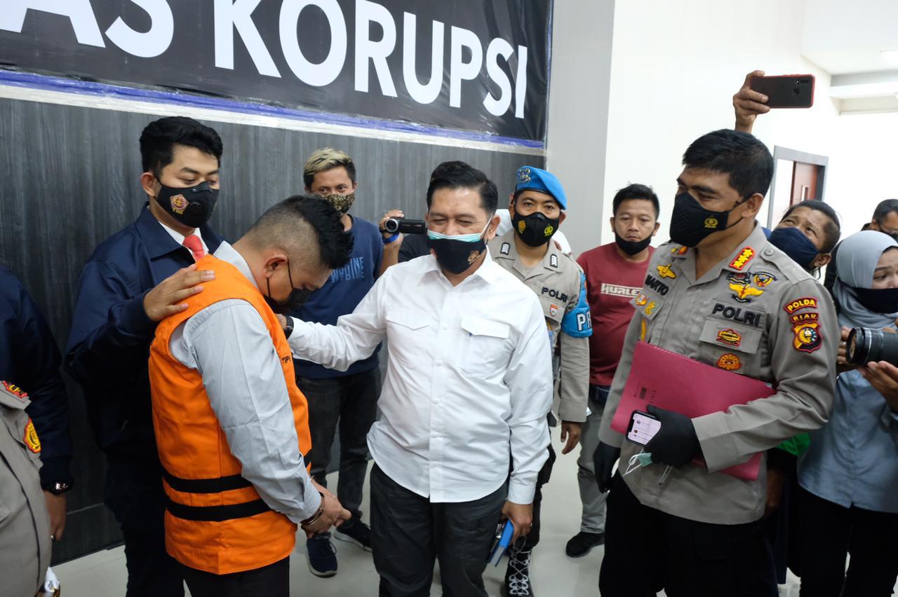 Terlibat Pungli Pengurusan SKGR, Polda Riau OTT Sekcam Binawidya Pekanbaru