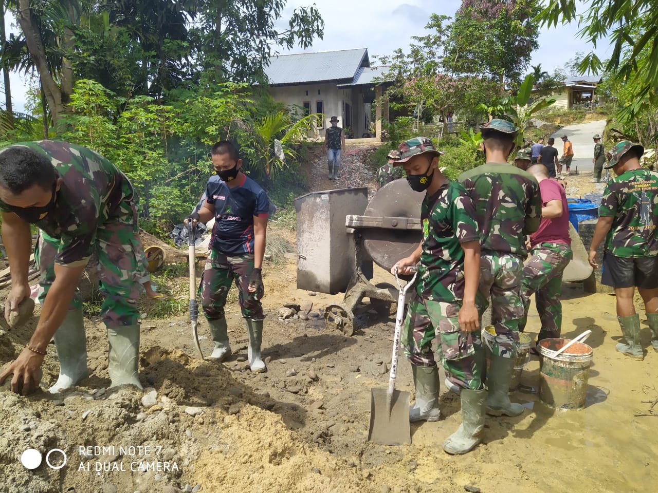 Kejar Target TMMD Ke 110 Wilayah Rohul, Tim Satgas Terus Lakukan Semenisasi Jalan 