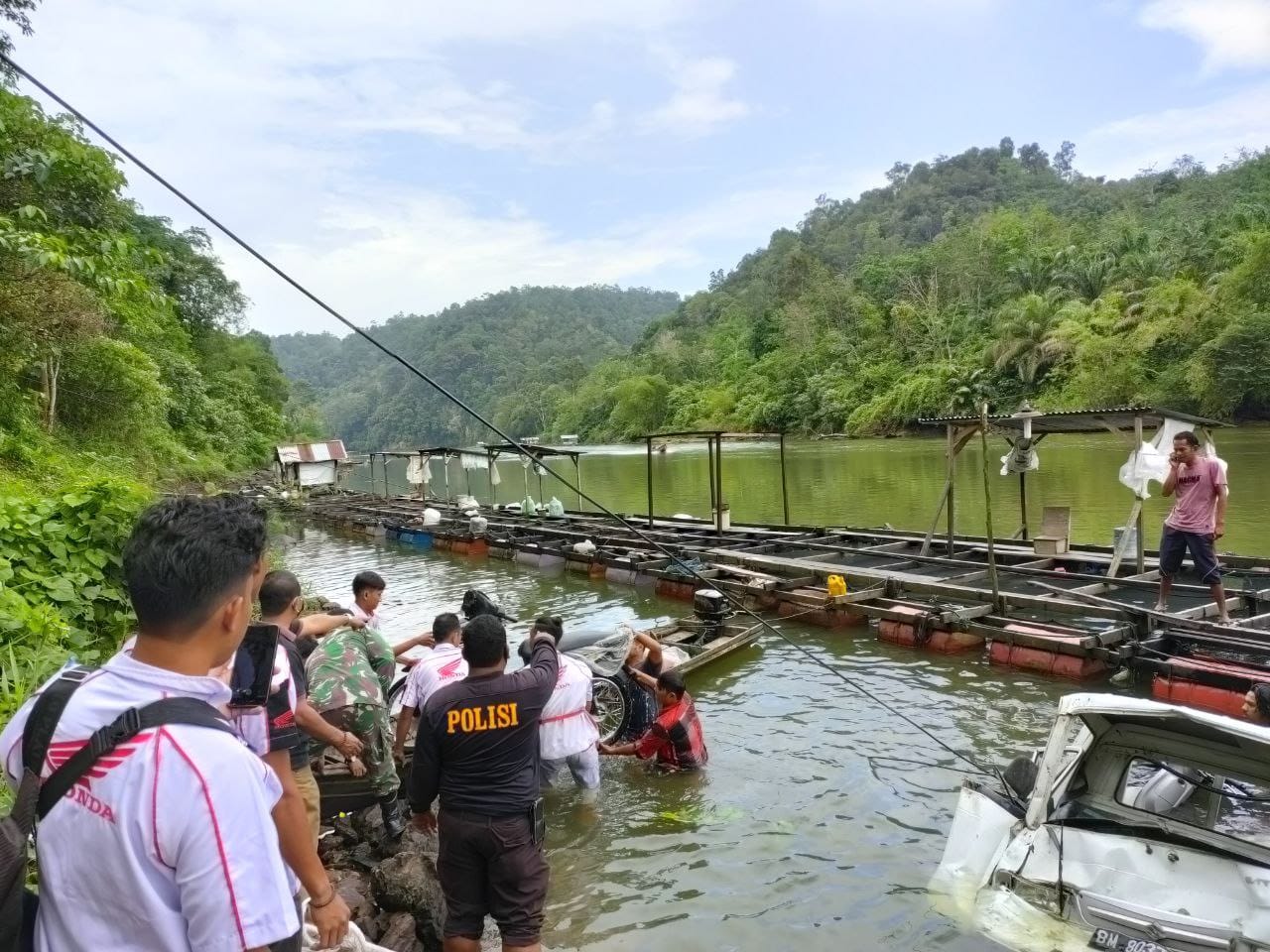 Bersama Warga, Babinsa Merangin Bantu Evakuasi Mobil Pu Dari Sungai