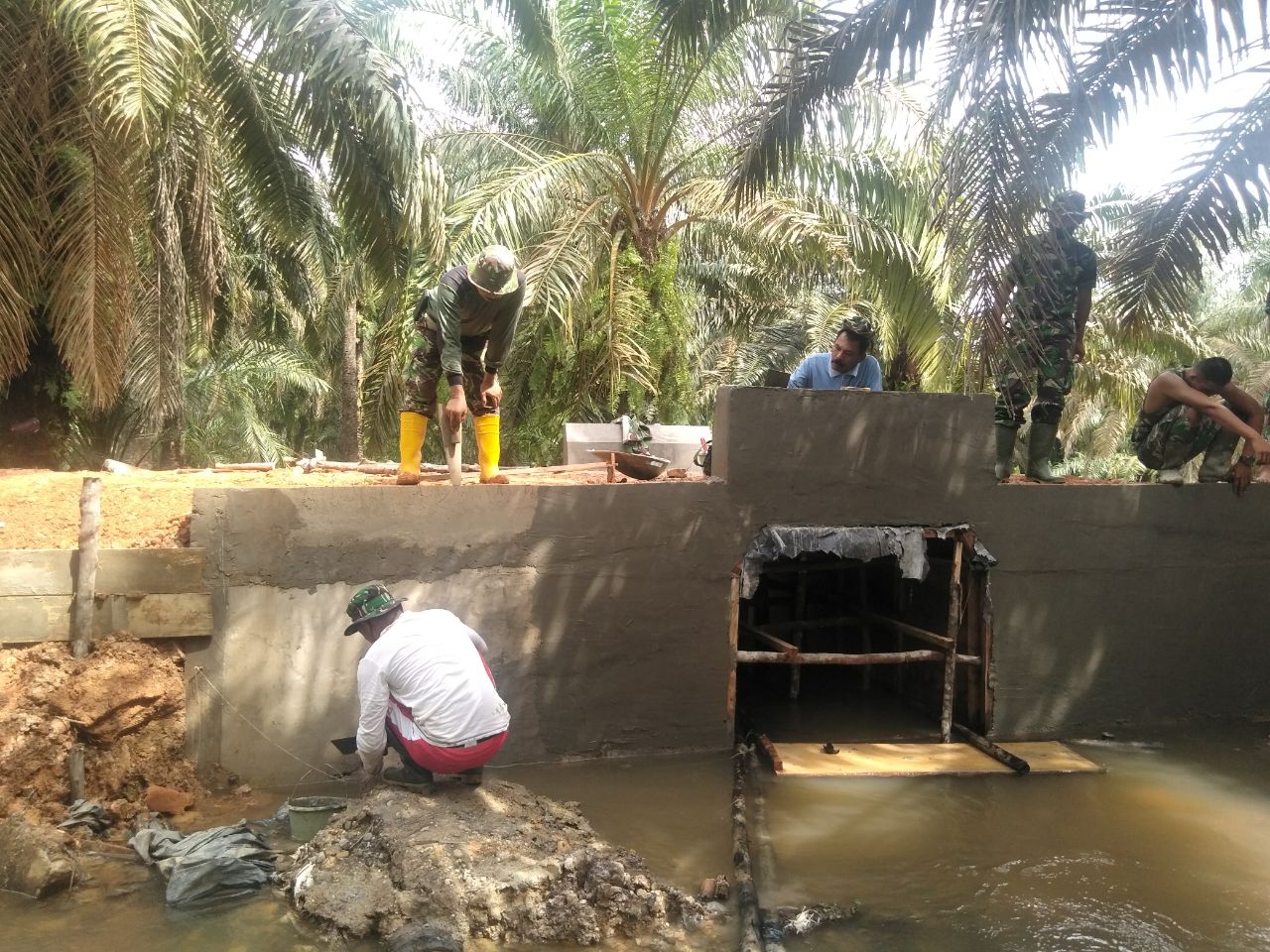 Pengerjaan box culvert Satgas TMMD ke-110 Kodim 0313 KPR Capai 95%