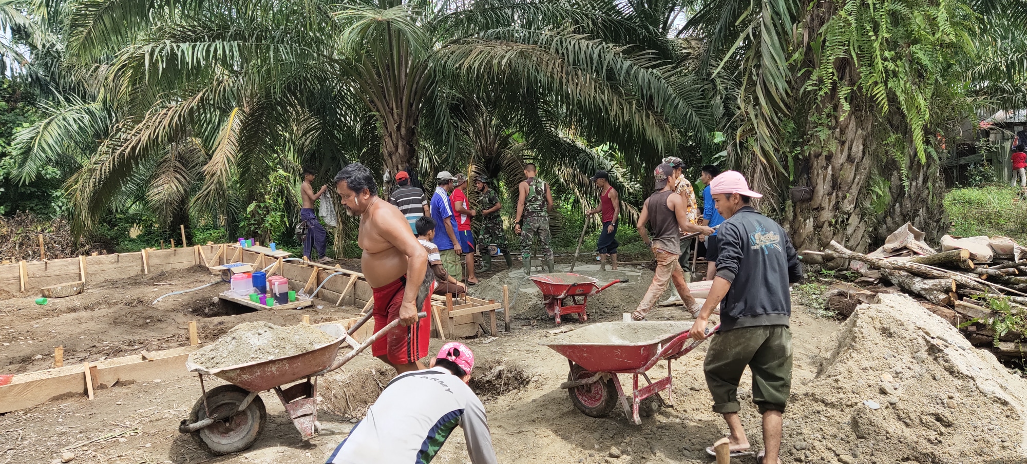 Satgas TMMD ke 110 Kodim 0313/KPR, Bantu Goro Warga Buat Pondasi Rumah