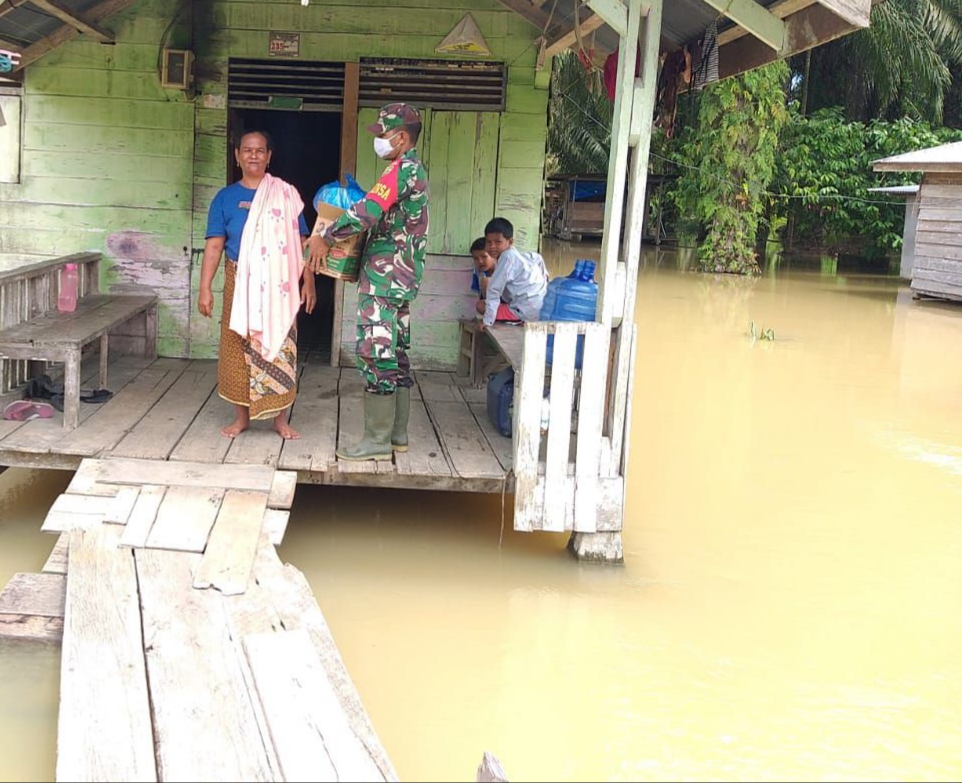 Babinsa Koramil 10/Kunto Darussalam Berikan Sembako Kepada Warga Terdampak Banjir