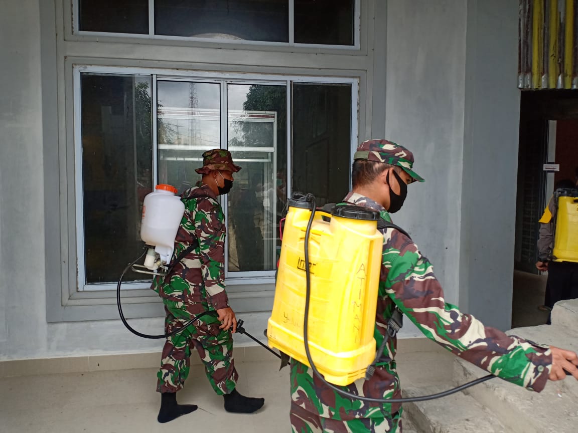 Tim Gabungan Bersama TNI-Polri Lakukan Penyemprotan Disinfektan di Rumah Ibadah Kecamatan Pangkalan 