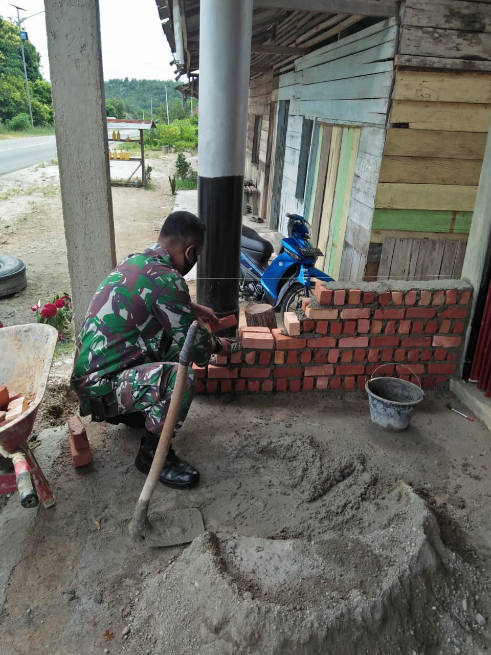 Babinsa Koramil 12/XIII Koto Kampar Gotong Royong Bantu Bangun Rumah Warga 