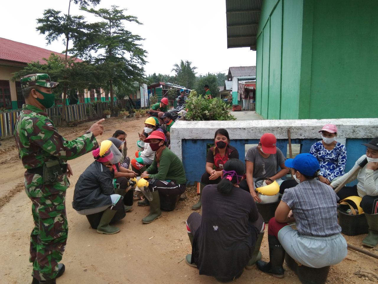 Babinsa Mensosialisasikan Bahaya Covid 19 Selama Puasa Dan Larangan Mudik Kepada Karyawan PT MCM