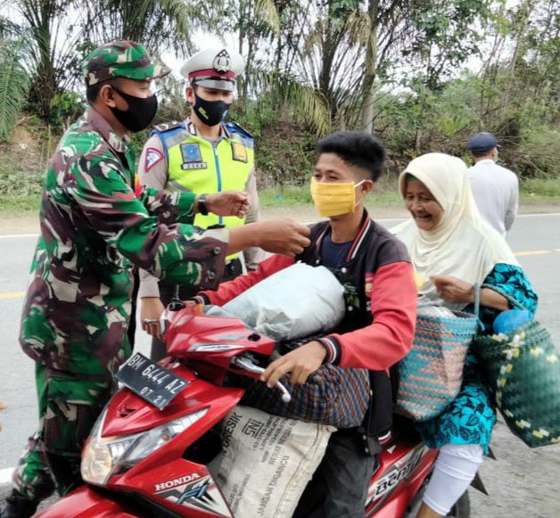 TNI - POLRI dan Aparat Pemerintahan Bagi Bagi Masker di Kelurahan Seikijang