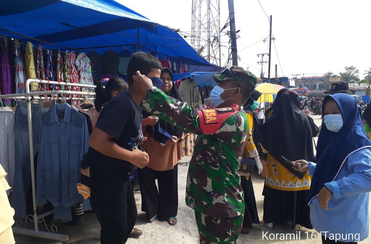 Babinsa Koramil 16/Tapung Himbau Prokes Dan Bagi Masker di Pasar Tradisional