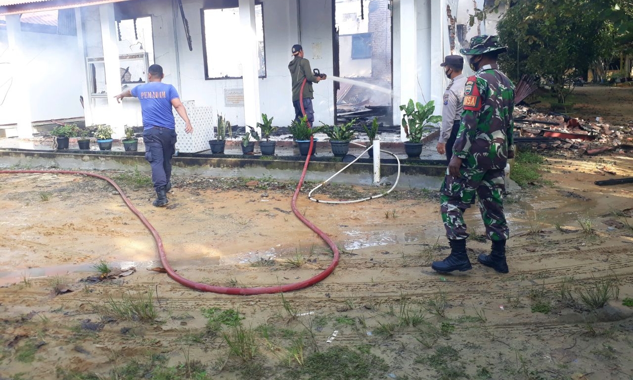Kebakaran Melanda Sebuah Ruko Warga, Babinsa Koramil 08/Tandun Kodim 0313/KPR Bantu Padamkan Api