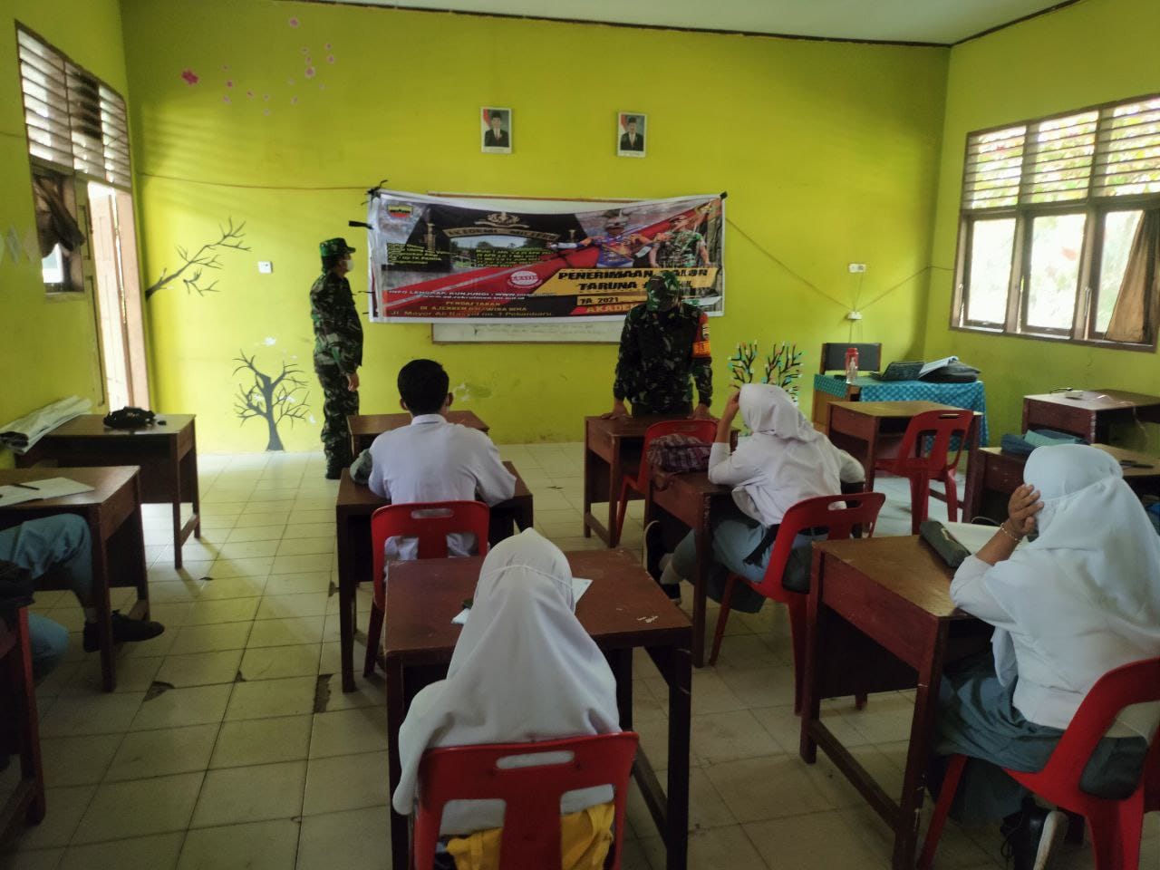 Sambangi Sekolah, Babinsa Koramil 16/Tapung Sosialisasikan Penerimaan Prajurit TNI AD
