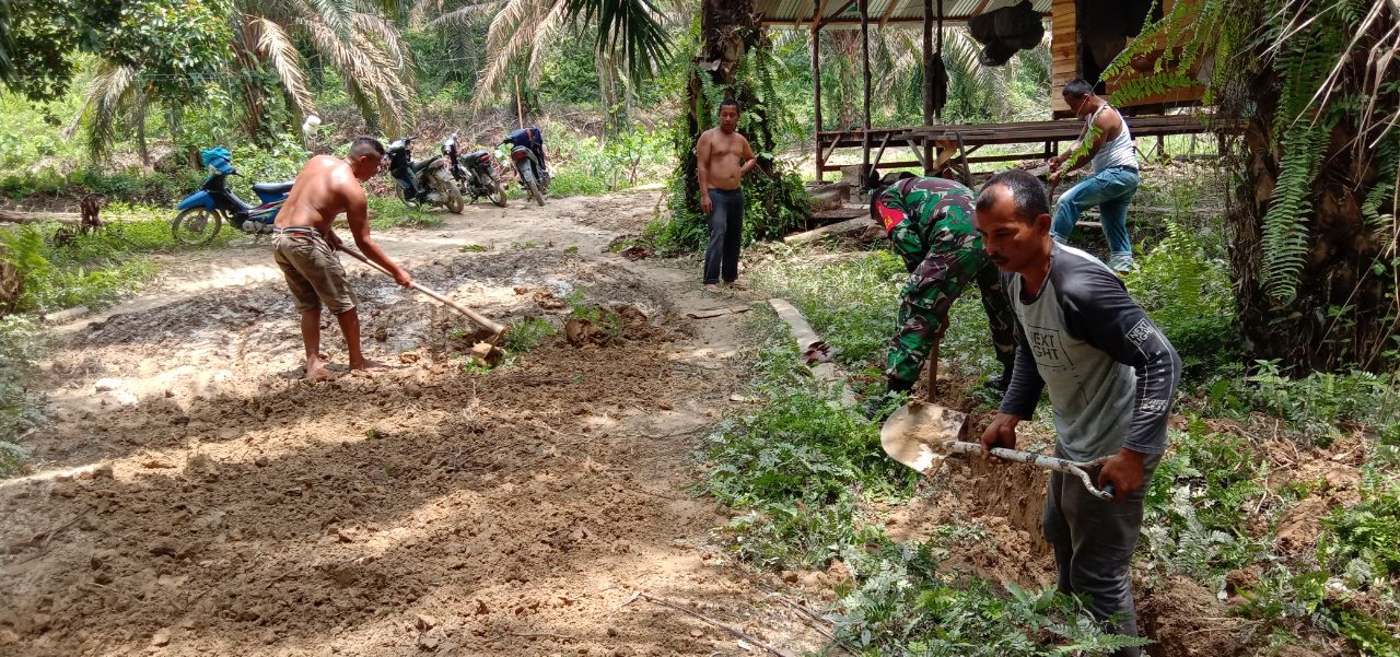 Sambil Menjalankan Ibadah Puasa, Babinsa Koramil 12/XIII Koto Kampar Bersama Warga Goro Bersihkan Ja
