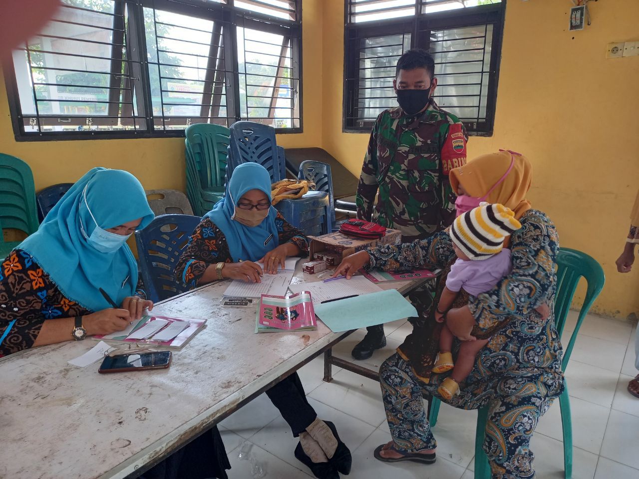 Babinsa Koramil 16/Tapung Dampingi Petugas Kesehatan Berikan Pelayanan Posyandu 