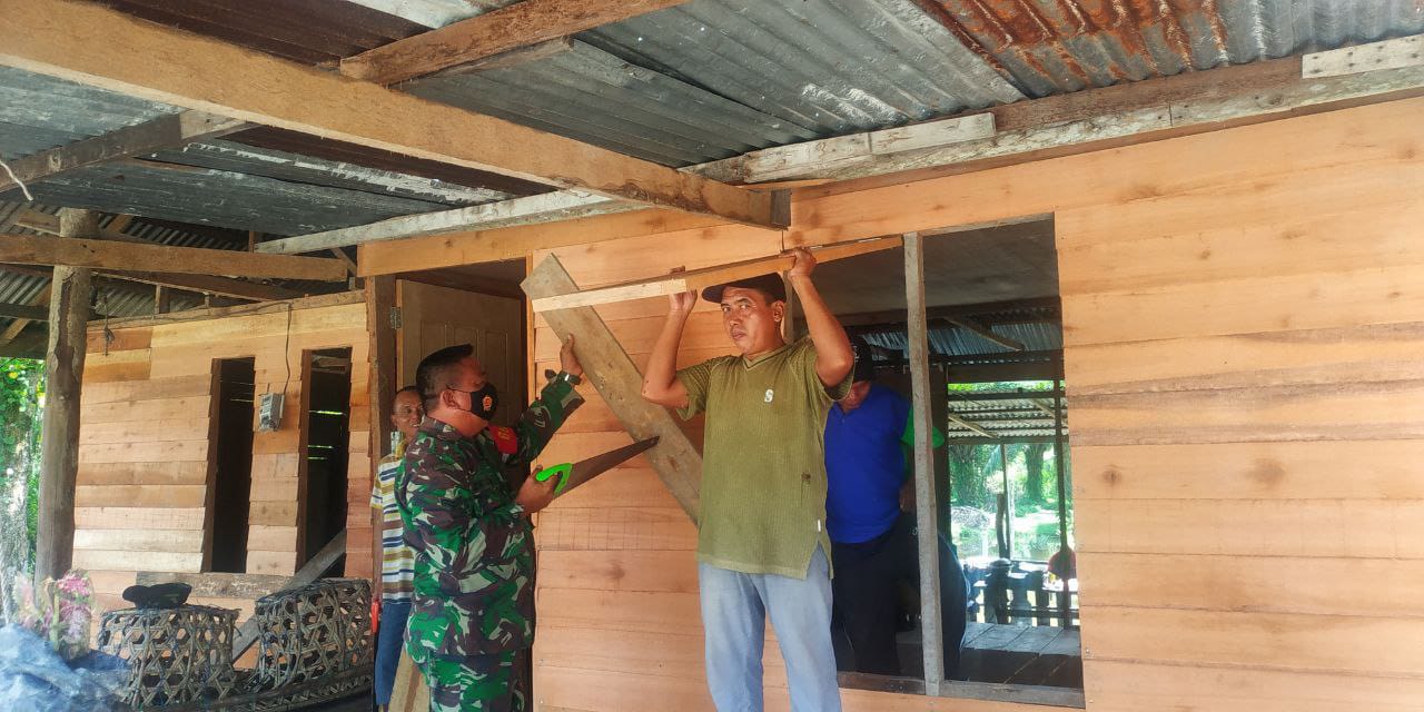 Sertu Aswin, Babinsa Koramil 07/Kampar  Bantu Perbaiki Rumah Warga