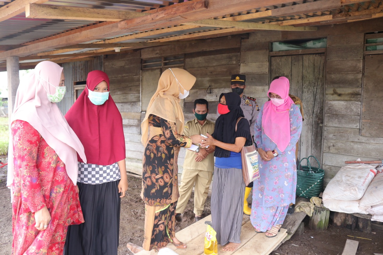 Peduli Banjir Di Sungai Mandau, PKK Kabupaten Siak Serahkan Bantuan