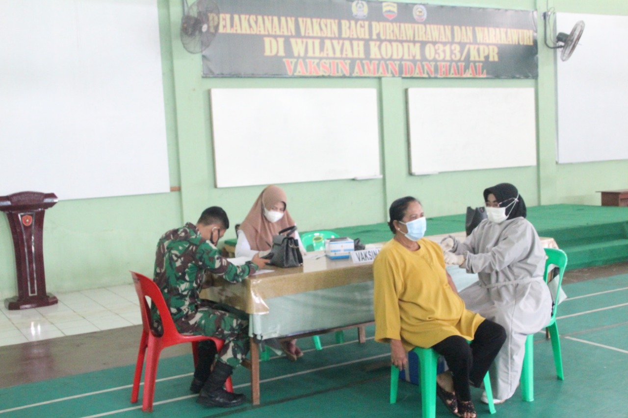 Kodim 0313/KPR laksanakan Vaksinasi Covid -19 bagi Purnawirawan dan Warakawuri