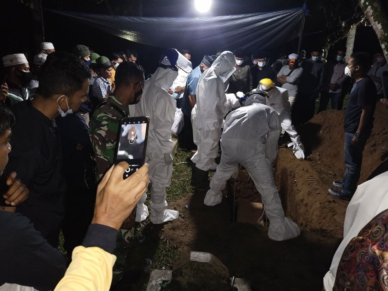 Monitoring dan Pengamanan Pemakaman Jenazah Covid 19, Babinsa Silam Tetap Jaga Kewaspadaan